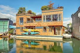 Waterfront Homes And Water View Homes For Sale In Seattle Washington Floating House Family House Tiny Mobile House