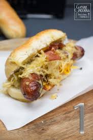 Jetzt die vektorgrafik klassische amerikanische hot dogs herunterladen. Rezept Hot Dog Mit Karamellisiertem Sauerkraut Gernekochen