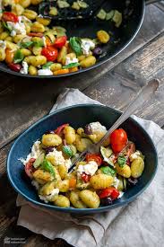 Gnocchi Pfanne Mit Gemuse Und Mozzarella Madame Cuisine In 2020 Gnocchi Pfanne Gnocchi Gemuse Pfanne Gesunde Vegetarische Rezepte