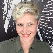 The layered, highlighted bob hairstyle. 39 Flattering Hairstyles For Thinning Hair Popular For 2021