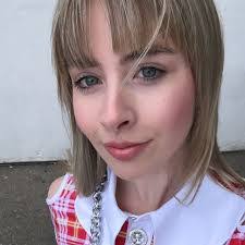 Heather Davies's Instagram, Twitter & Facebook