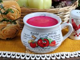 Sbriciolare l'aglio nella zuppa, gettare la foglia di alloro e pepe. Borsch Polacco