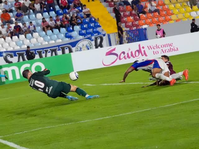 LA FIGURA DEL PRIMER TIEMPO‼️ De no ser por Madriz, Saprissa llevaría 4