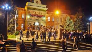 Noaptea muzeelor este denumirea dată evenimentului anual cultural patronat de consiliul europei, de unesco și de consiliul internațional al muzeelor (icom), prin care numeroase muzee, în parteneriat cu diverse alte instituții de cultură, își deschid liber porțile, simultan, până târziu în noapte. Noaptea Muzeelor 2016 Ce Muzee ParticipÄƒ Pe 21 Mai La Noaptea Muzeelor 2016