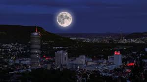 Bei vollmond wird die seite vom mond, die man von der erde aus sieht, voll von der sonne angestrahlt. Supermond Am 26 Mai So Viel Mond Gibt S 2021 Nicht Nochmal Mdr De