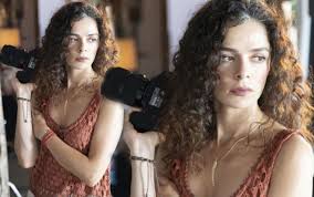 Dizi oyuncusu özge özpirinçci'nin doğal saç rengi orta kaşları oldukça belirgin olan özge'nin beyaz bir teni var. Memurlar Net Oyuncu Ozge Ozpirincci Imaj Degistirdi Sosyal Medya Yikildi