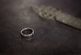 Outlander Ring The Key To Lallybroch So Symbolic She S His Home Now Soul Mates Outlander Outlander Book Outlander Jamie