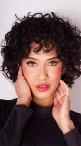 Gabi ❤️ , •, •, •, •, •, •, #fotografia #estudiofotografico #barramansa  #voltaredonda #ensaiofotografico #influencer #modelo #trend #viral #canon  #moda #blogueira #bocarosa #transicaocapilar ...