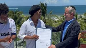 Ronaldinho paraliza Miami Beach: Alcalde le entrega distinción especial en el Mundial 2026