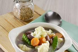 1/2 kembang kol, 1 buah kentang, 3 lembar sawih putih, 1 buah pakcoy, 2 buah wortel, 3 buah buncis, 1 tangkai jamur, 3 siung bawang merah, 2 siung bawang putih, 2 buah cabe rawit, 1 sdt garam, 1 sdt gula pasir, kaldu ayam royco, ladaku, secukupnya minyak zaitun. Sup Bening Kembang Kol Kacang Merah Semua Halaman Sajian Sedap