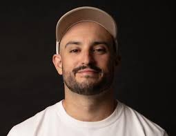 Comedians BARE it all for laughs at JOKERS WILD