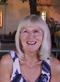 What paper provides the best of both worlds for watercolor painting with  vibrant colors and smooth blending?