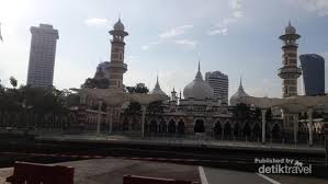 Jamek mosque (masjid jamek), formally known as masjid sultan abdul samad jamek, is kuala lumpur's oldest mosque, dating back to 1909. Masjid Tertua Di Kuala Lumpur Yang Mirip Masjid Nabawi