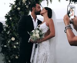 Η χριστίνα, απαστράπτουσα μέσα στο celia kritharioti νυφικό της και με το λιτό της make up, αποχαιρέτησε τον πατέρα, τη μητέρα και την αδερφή της και πήρε τη θέση της στο προαύλιο της. Xristina Mpompa H Prwth Anarthsh Ths Sto Instagram Meta Ton Gamo Ths Me Ton Tanimanidh Joytv