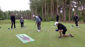 Harry kane (londres, 28 de julio de 1993) es un futbolista inglés que juega como delantero en el tottenham hotspur football club de la premier league de inglaterra. Harry Kane Fails At Socially Distant Putting World Record But Paul Mcginley Smashes It Golf Video Eurosport