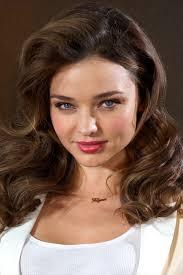 Miranda Kerr, de jeans blancos y rotos