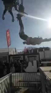 C'est la deuxième fois en un mois et demi qu'un incident a lieu sur l'attraction appelée la boule, installée à la foire du trône, dans le xiie arrondissement de paris. Une Fille Suspendue Par Les Pieds Dans Un Manege A La Foire Du Trone