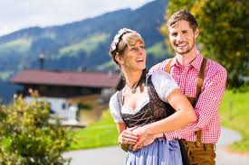 8 dos und 4 die einladungskarten zur hochzeit sollten immer zum brautpaar passen, alle wichtigen informationen enthalten und pünktlich. Trachten Hochzeit So Gelingt Das Traditionsfest Tipps Von Experten Auf Ja De
