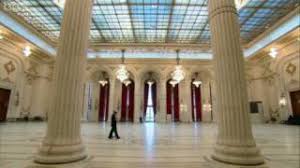 Palatul parlamentului din bucurești, românia (cunoscut înainte de revoluția din 1989 sub numele de casa republicii sau casa poporului), măsoară 270 m pe 240 m, 86 m înălțime, și 92 m sub pământ realizat în spiritul arhitecturii realist socialiste. Casa Poporului