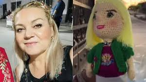 San Pedro de la Cueva: La pintora María Tarazón recibe muñeca amigurumi