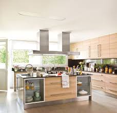 La combinación verde y amarillo va muy bien con la estética de las cocinas actuales, donde se utiliza mucho el metal, las superficies blancas o los revestimientos de madera clara. Una Cocina Con Una Gran Isla Muebles De Cocina De Madera Muebles Cocina Madera