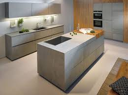 Wie Aus Einem Stuck Gemeisselt Prasentiert Sich Die Freistehende Kochinsel In Ceramic Beton Grau Nachbildung Durch Den N Kuche Beton Kuchen Design Kuchendesign