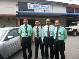 (2) setiap hari jumat pegawai wajib memakai pakaian batik atau pakaian dengan bahan produk daerah dan paling kurang mengenakan tanda pengenal. Penolong Pegawai Perubatan Penang