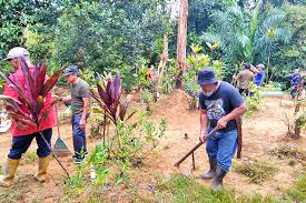 1.2 gotong royong dina upacara ngemban taun jeung tutup taun. Penduduk Kupang Gotong Royong Bersih Kubur Media Permata Online