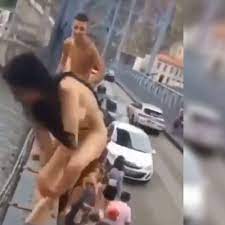 Touristin springt von Brücke in Porto – nackt!