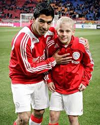 Niet alleen had de middenvelder wat moeite met het soepeltjes beantwoorden van de vraag en deed hij beroep op zijn steenkolenengels, ook gooide hij er nog een nederlands woord tussen. 14 Facts About Donny Van De Beek You Should Know Man Utd Core