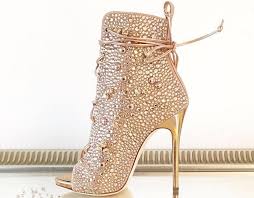 Stiletto Ayakkabi Modelleri Gold Topuklu Komple Tasli Ip Bagcikli Kiyafet Kombinleri Topuklular Stiletto Topuklu Ayakkabilar