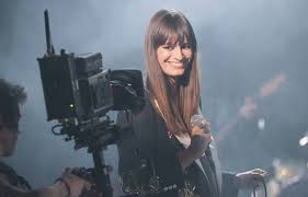 refrain prends garde sous mon sein, la grenade sous mon sein, là, regarde sous mon sein, la grenade. La Grenade De Clara Luciani Est La Chanson De L Annee Selon La Sacem