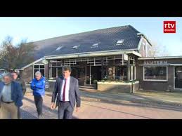 Hij ergert zich vooral aan de 'flauwe filmpjes' die daarin getoond worden. Huis Van Johan Derksen Rvbangarang Org