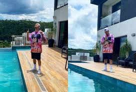 Mc kevinho ofc, são paulo. Kevinho Faz Tour Pela Nova Mansao E Emociona A Mae Pela Conquista Kondzilla Com