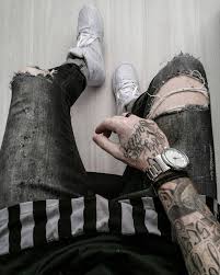 Look Masculino Com Camiseta Longline Preta Da Right Here Company Calca Jeans Skinny Destroye Combinacoes De Roupas Masculinas Moda Para Homens Look Masculinos