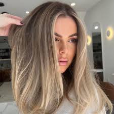 ❤️Hairdresser❤️ I know it's a super long shot, but does anyone have  availablities to refresh balayage TODAY?😅 my hair is short and don't need  my roots done. Image for reference for colour😊