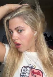 Amelia Robbins's Instagram, Twitter & Facebook