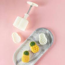 Cara membentuknya, tipiskan adonan nastar dengan rolling pin.isi dengan selai nanas, lalu gulung, dan potong2 sesuai selera panjangnya. Cetakan Nastar Bentuk Nanas Satu Cetakan Kue Dapat 2 Motif Shopee Indonesia