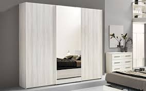 In camera da letto un armadio a 5 ante bianco o di un altro colore a seconda delle proprie preferenze si rivela un complemento di arredo di. Mondo Convenienza Armadi I Modelli Di Tendenza Del Catalogo 2021 Design Mag