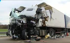 Accident en cours sur l'a6, un camion bloque les trois voies. Accident Papa Disco Autoroute A6 4 Camions Dans Un Carambolage