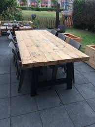 tafel met douglas balken blad en stalen a onderstel gemaakt door vansloophout com oud gebruikt hout sloophout tuintafels tafel tuin tafel hout staal