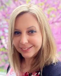 Lisa Dille's Instagram, Twitter & Facebook