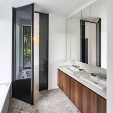 zwarte glazen deur van vloer tot plafond volledig op maat gemaakt er dient niets ingebouwd te worden in de vloer glazen deur binnendeuren badkamer ontwerp