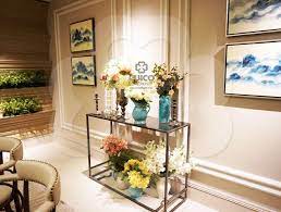 大埔白石角嘅新樓盤裝潢線條簡約 大堂空間寬闊 配上色彩柔和嘅花 營造出舒適自在感覺 今次係cuico florist喺上年第二大嘅project 配合返club house嘅室內設計同埋柔和光線 total用咗七百幾盤花去裝飾 由設計到完成要喺一個月時間內搞掂 decor home decor