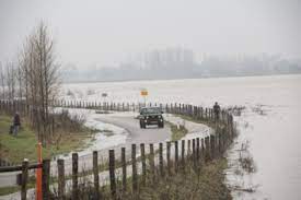 De waterstand overtreft zondag het hoogwater van deze winter. Hoge Waterstand Trekt Veel Bekijks Zo Lijkt De Maas Weer O De Limburger Mobile