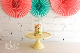 Puedes comprar chuches para candy bar baratas por colores y rellenar los frascos según la tonalidad de tu golosina. Tarro De Plastico Circular Pequeno My Party By Noelia