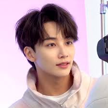 Slipped into the diamond life and fell head over heels for a long haired angel ♥. ð–˜ð–ð–šð–† Jeonghan Seventeen Jeonghan Seventeen