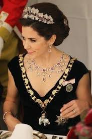 تاج الأميره ماري أميرة الدانمارك The Danish Ruby Parure Tiara هو تاج ملكي فاخر بتصميم من وحي أوراق العنب في تكوي Princess Mary Danish Royal Family Royal Tiaras