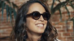 María Petit se quedó ciega a los 17 años en un accidente de moto. Ahora,  disfruta de la adrenalina que le supone esquivar ramas, saltar piedras y  correr por la montaña junto a sus guías, con una barra ...