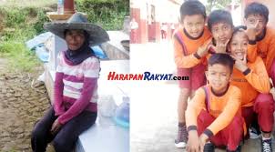 Kabar kurang baik datang dari komedian dede sunandar atau yang biasa dikenal dengan dede cungkring. 2 Tahun Tak Pulang Keluarga Di Ciamis Rindukan Artis Sinetron Super Dede